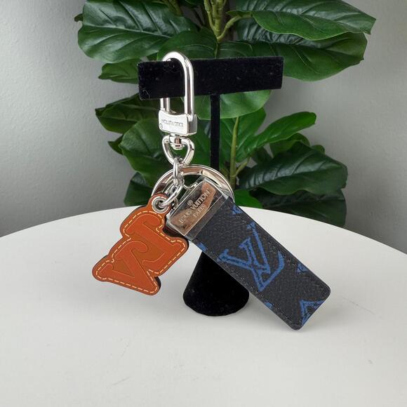 💎✨ Authentic Louis Vuitton Monogram LV Record Tab Bag Charm Key Holder Blue - Picture 1 of 3